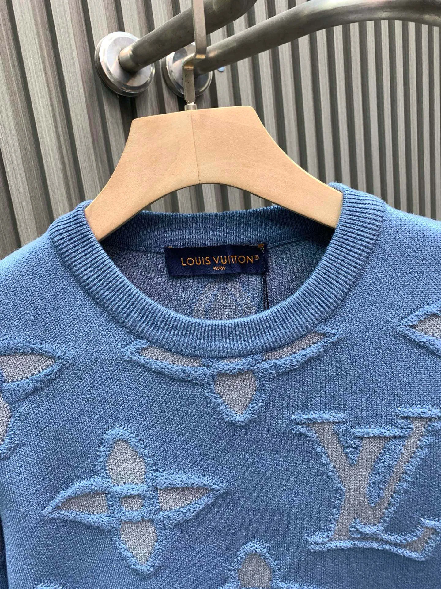 🅿️380 🀄️ Louis Vuitton Louis Vuitton's latest jacquard knitted pullover sweater for autumn and winter 25 is exclusively presented. A sweater with super smooth lines that is very in line with the aesthetic tone. The most basic style is minimalist and low-key luxury style. The simpler the item in the fashion industry, the easier it is to show a sense of high-end fashion. It is a very age-reducing fashion style. A must-have item. A sweater that is very in line with the aesthetic tone of the Lu family. Classically labeled jacquard elements. It is intertwined and outlined with yarn-dyed craftsmanship. It is perfectly integrated into the fabric and forms a complete contrast with the outside tone. The vision is quite elegant and fashionable. It is noble and elegant. It is full of charm. From the main fabric to the detailed craftsmanship, everything shows the ingenuity of the fashion. It interprets the essence of fashion to the extreme. It has both warmth and warmth. It is suitable for autumn and winter. It is suitable for the current seasonal climate. The texture is dense and light, full of elasticity and drape. It feels soft and waxy, skin-friendly and warm. Bringing the ultimate comfortable wearing experience. The full-width brand pattern jacquard design is completely customized according to the original measurements. The imported wool texture is very comfortable and delicate to the touch. The yarn feels soft and waxy. It is skin-friendly and gentle. The all-over logo jacquard design makes the style personalized and fashionable. Genderless and unisex. The fabric is fluffy and soft. It has a perfect sense of laziness. It is very practical to wear. The sweater is loose enough to make you look slimmer and taller. It is a durable and durable style in the wardrobe every year. Light blue